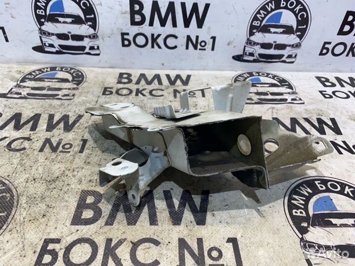 Клык передней панели правый Bmw X1 E84 N52B30 2010