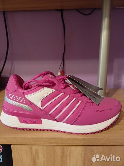 Кроссовки женские