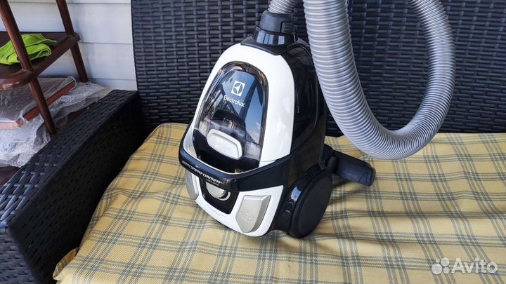 Пылесос Electrolux 2000вт с контейнером для пыли