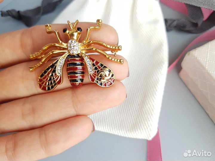 Брошь в виде мухи