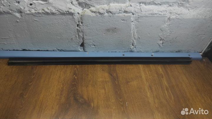 Уплотнительная резинка боковой двери передняя