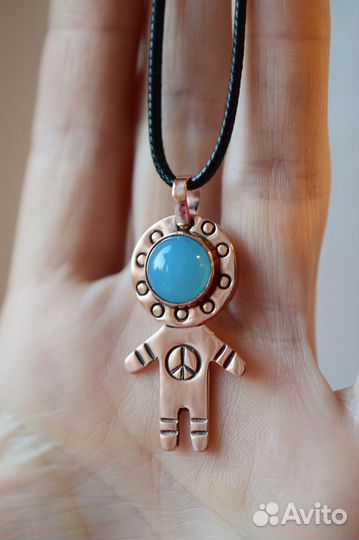 Медный кулон космонавт с голубым халцедоном