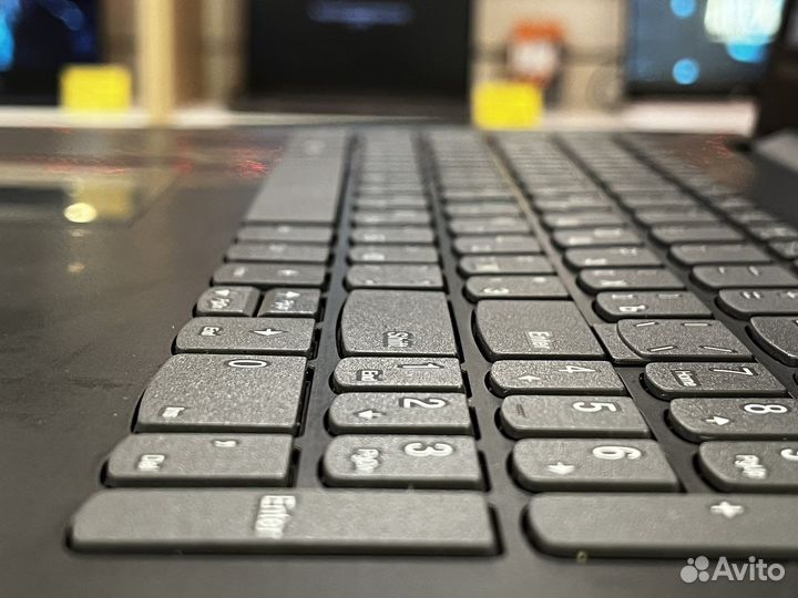 Красивый, современный ноутбук Lenovo
