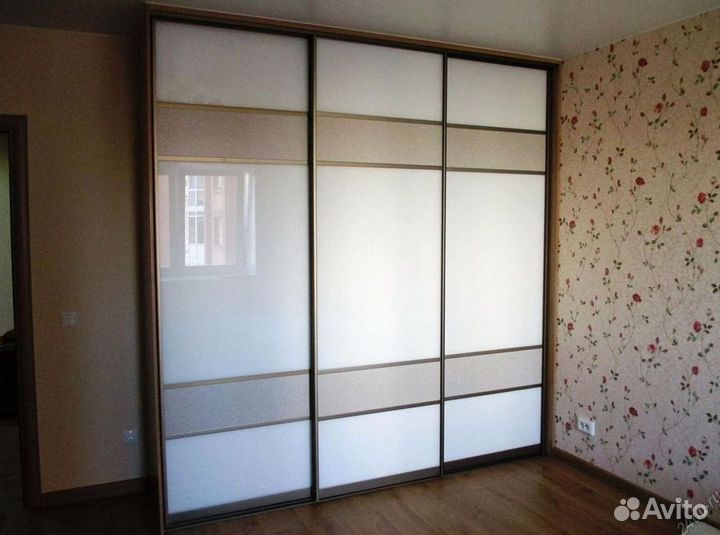 Зеркальный шкаф