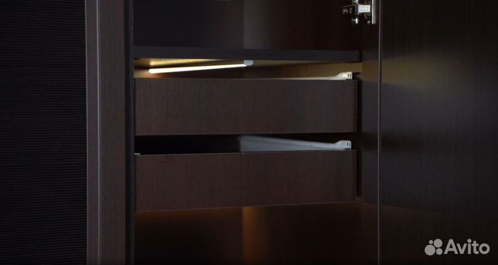 Подсветка гардероба и шкафов в монохромных цветах