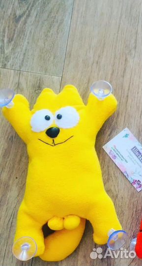 Кот на присосках саймон