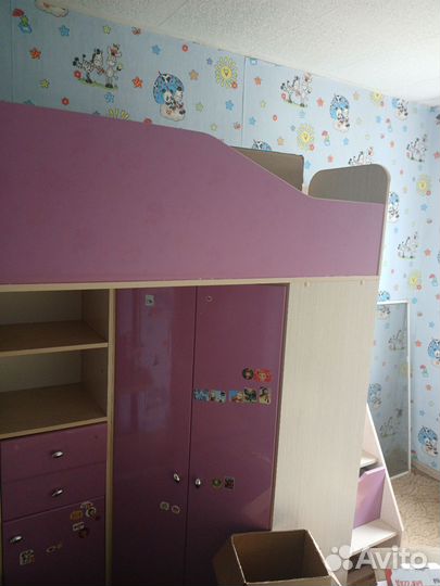 Кровать чердак со столом и шкафом