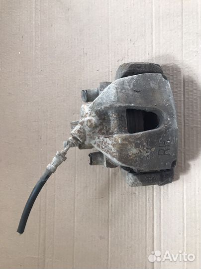 Суппорт передний правый Ford Focus 3