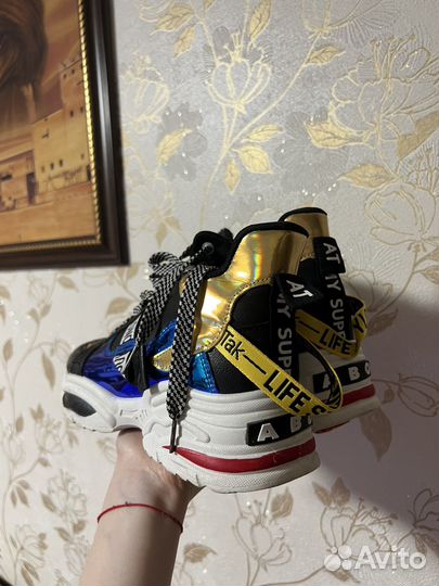 Кроссовки женские