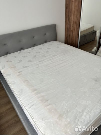 Кровать с матрасом