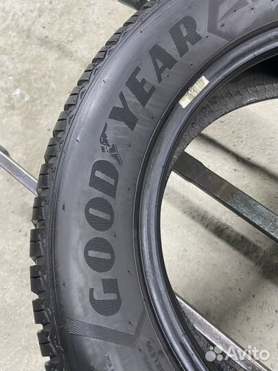 Goodyear UltraGrip 8 Performance 215/60 R16