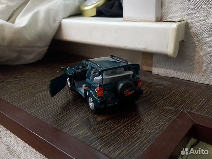 Игрушечная машина Toyota RAV4