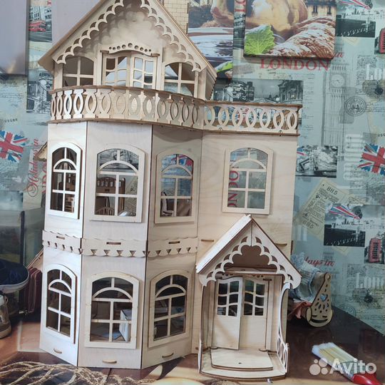 Большой кукольный домик с мебелью