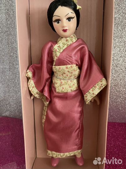 Кукла фарфоровая