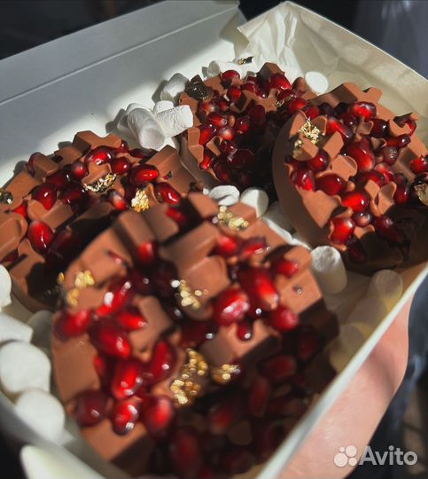 Клубника, гранат в бельгийском шоколаде