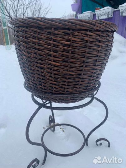 Кашпо из искусственного ротанга