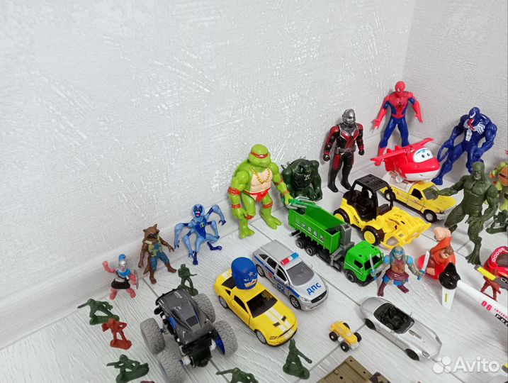 Детские игрушки машины и роботы