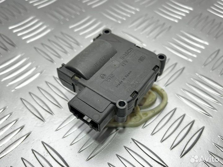 Сервопривод (Моторчик) заслонки печки Audi A8 D3