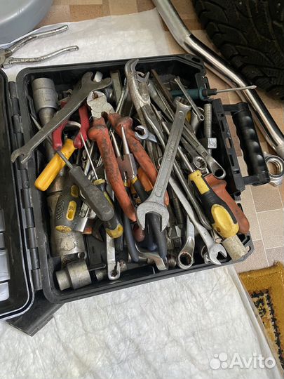 Набор инструментов для авто в чемодане