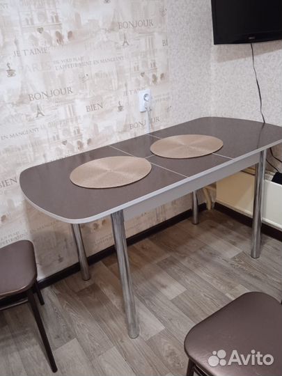 Шкаф и кухонный стол