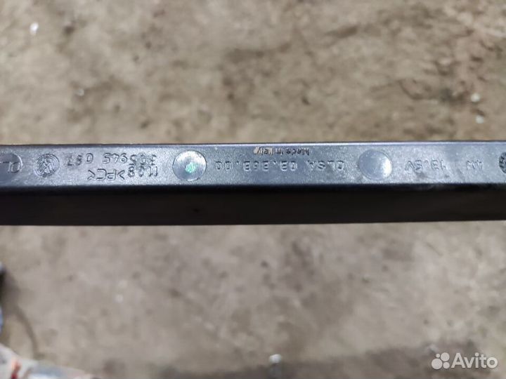 Стоп сигнал за стеклом Volkswagen Passat B6 седан