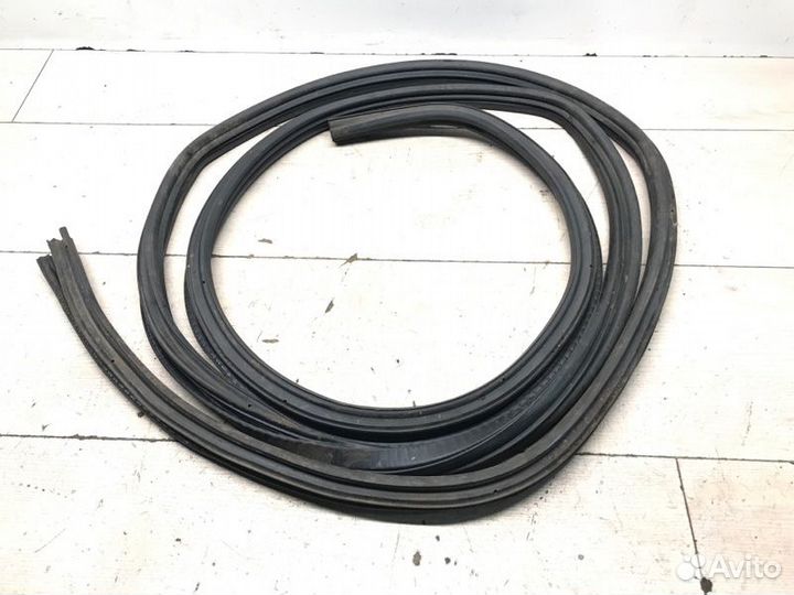 Уплотнительная резинка передняя Mercedes Vito W638