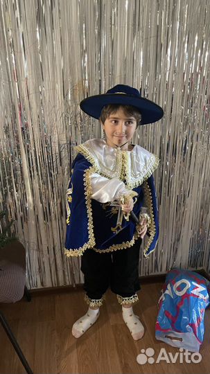 Карнавальный костюм мушкетура и снеговика