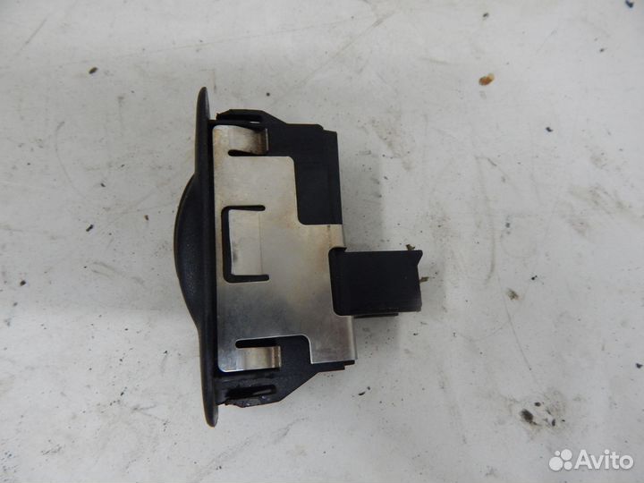 Кнопка стеклоподъемника Mitsubishi Carisma