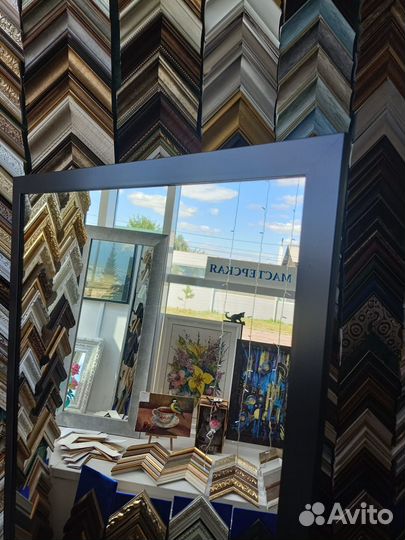 Большое зеркало в черной раме