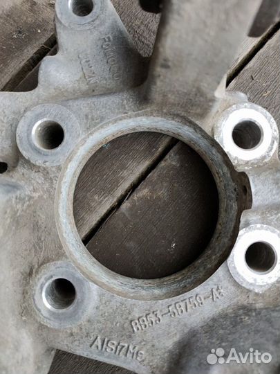 Задний левый кулак Ford Explorer 2012