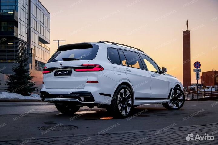 Диски R22 на BMW X7 в стиле XM