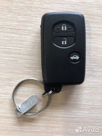 Ключ зажигания Toyota Avensis