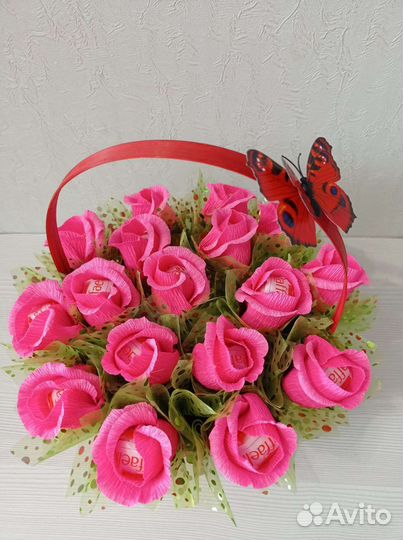 Цветы с конфетами Раффаэлло в корзине