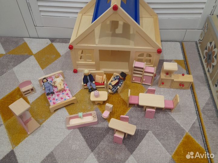 Домик кукольный деревянный с мебелью и куклами