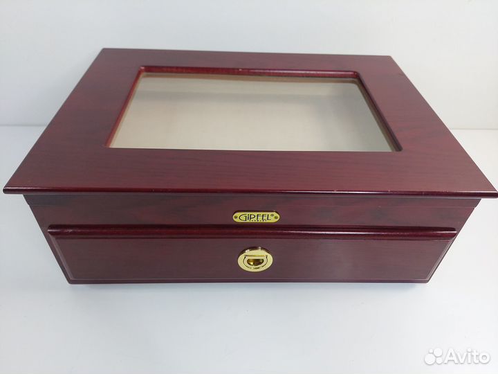 Деревянный лакированный сундук