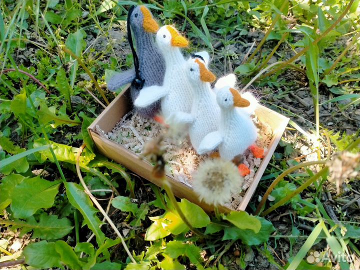 Гусь обнимусь вязаный игрушка