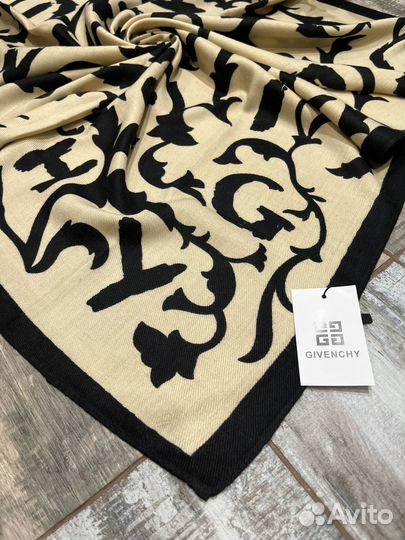 Шерстяной теплый платок Givenchy бежевый