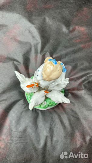 Девочка кормит кур дулево