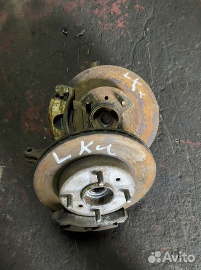 Кулак передний левый Ниссан Альмера 16