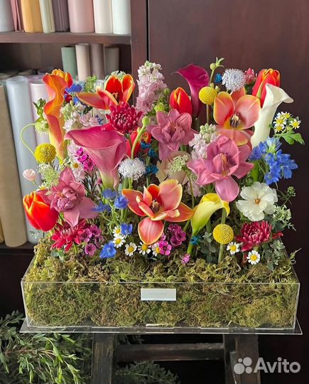 Композиция с цветами и мхом в подарочной коробке