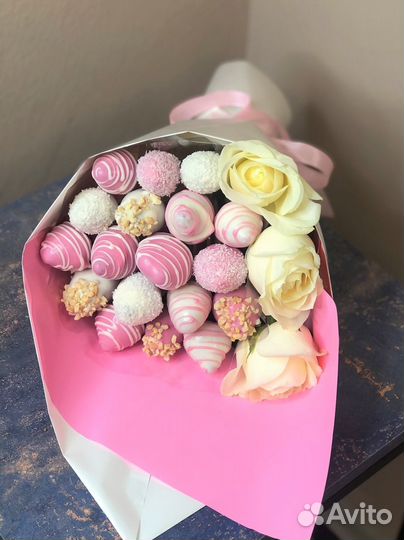 Клубничный букет с цветами Самара