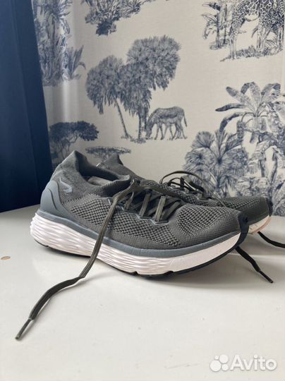 Кроссовки спортивные женские