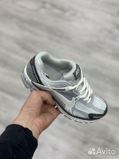 Кроссовки Nike Vomero 5 серые белые женские