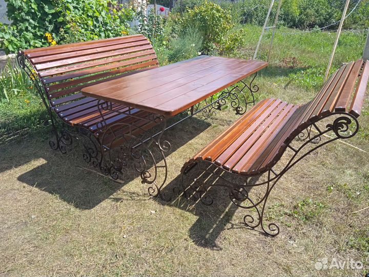 Скамейки и стол