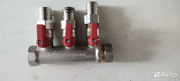 Коллектор с отсекающими шаровыми кранами 3 выхода