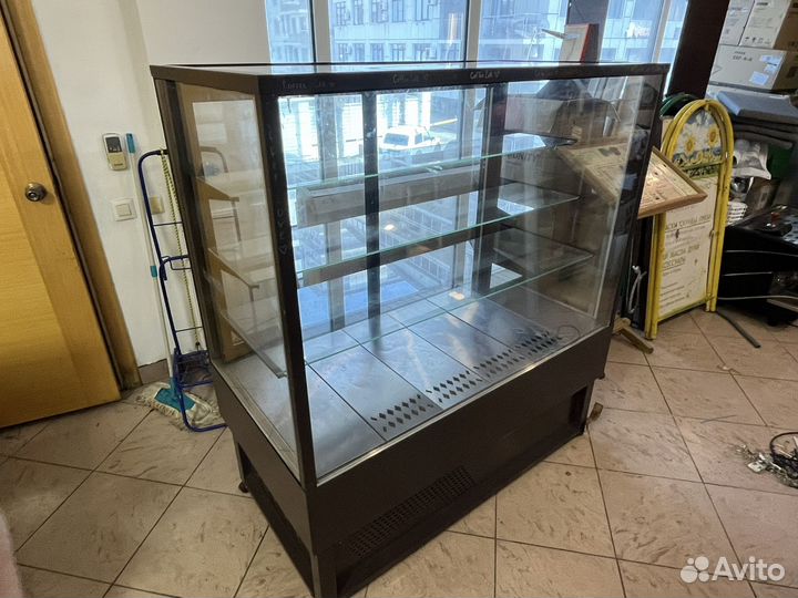 Кондитерская витрина