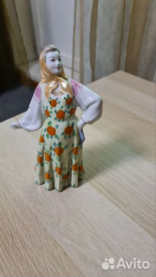 Статуэтка фарфор