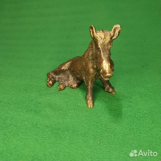 Фигурка из бронзы литая. Кабан сидящий