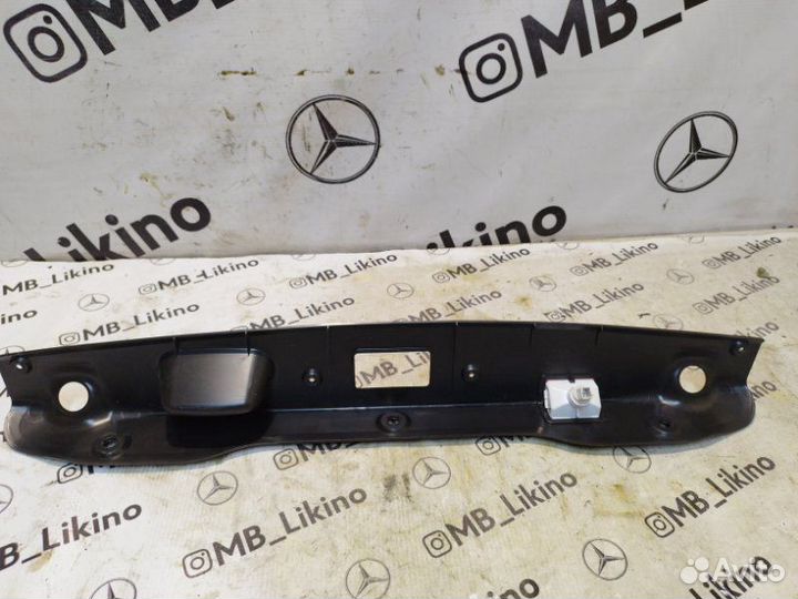 Накладка крышки багажника Mercedes C-Class W204