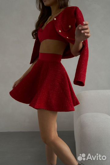 Красный костюм из твида